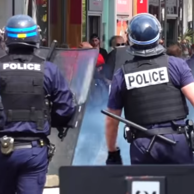 Répression d'une manifestation critiquant la gestion gouvernementale de la crise