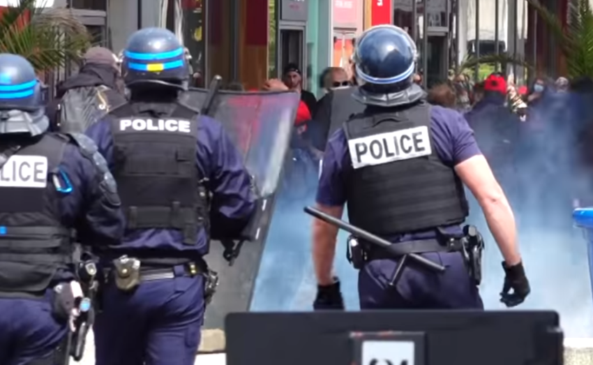 Répression d'une manifestation critiquant la gestion gouvernementale de la crise