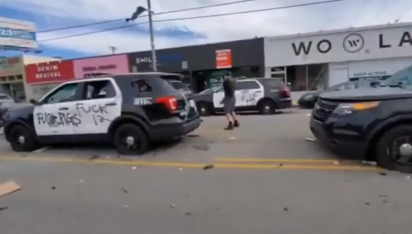Un cortège de voiture de police détruite dans les émeutes