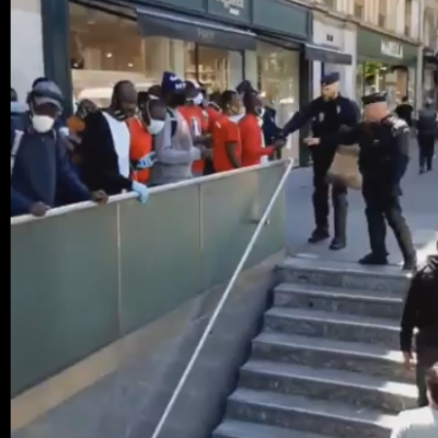 La police séparant les blancs des personnes de couleur à Paris