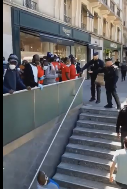 La police séparant les blancs des personnes de couleur à Paris