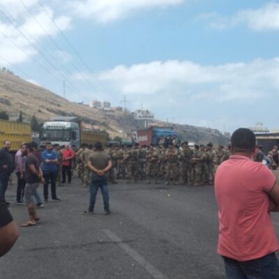 L’autoroute menant vers le Sud a été coupée à l’aide de poids lourds stationnés au milieu de la voie.