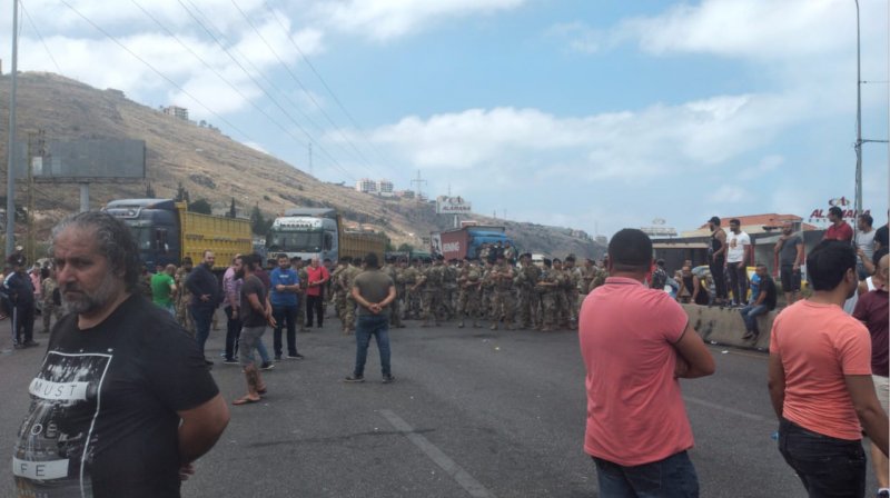 L’autoroute menant vers le Sud a été coupée à l’aide de poids lourds stationnés au milieu de la voie.