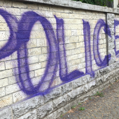 Un tag dénonçant le racisme de la police sur le commissariat d'Uccle