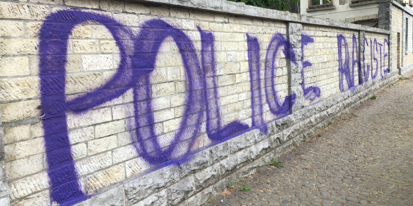 Un tag dénonçant le racisme de la police sur le commissariat d'Uccle