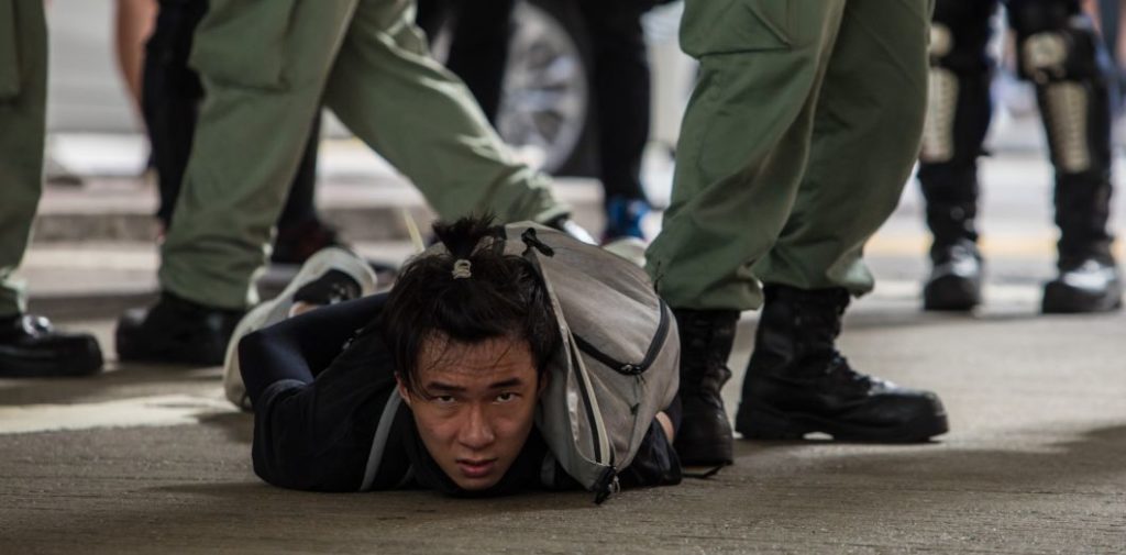 Un manifestant contre la loi sur la sécurité nationale à Hong Kong, arrêté par la police.