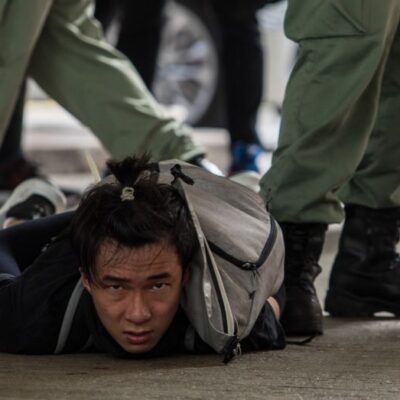 Un manifestant contre la loi sur la sécurité nationale à Hong Kong, arrêté par la police.