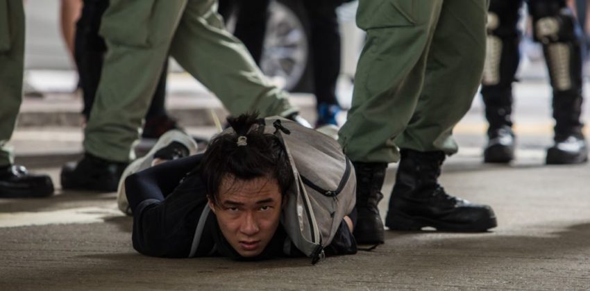 Un manifestant contre la loi sur la sécurité nationale à Hong Kong, arrêté par la police.
