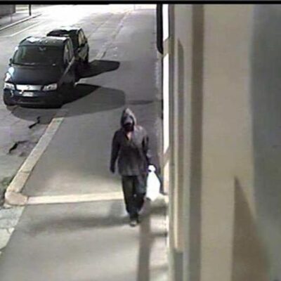 La personne filmée lors de la tentative d'incendie du bureau de poste