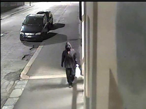 La personne filmée lors de la tentative d'incendie du bureau de poste