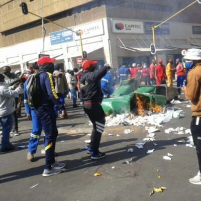 Manifestants à Ekurhuleni