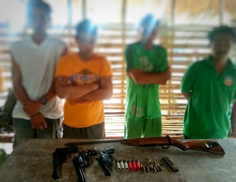 Les quatre arrêtés et le matériel récupéré par les militaires