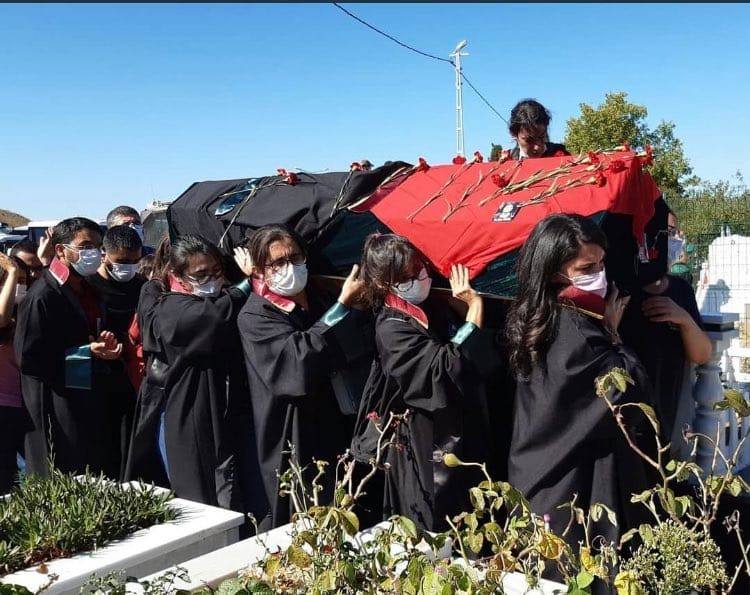 Le cercueil portée par ses consoeurs