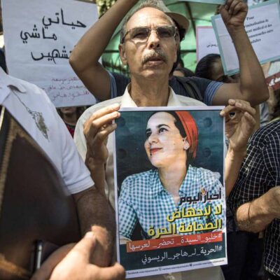 Un manifestant brandit le portrait d'Hajar-Raissouni (archive)
