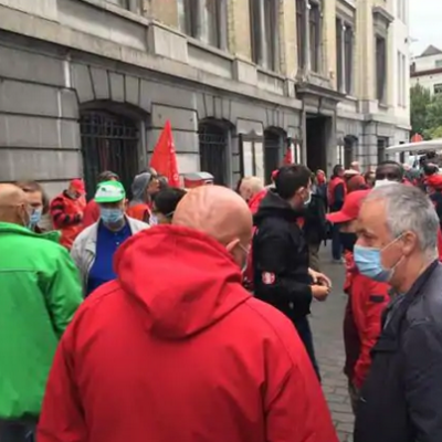 La CGSP s'est réunie devant la maison communale de Molenbeek pour soutenir Karim Ben Aïssa