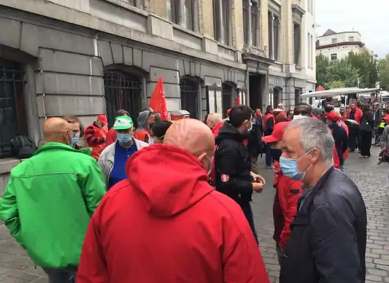La CGSP s'est réunie devant la maison communale de Molenbeek pour soutenir Karim Ben Aïssa