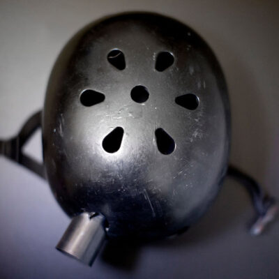 Un casque a sauvé la vie d'un manifestant délibéré touché à la tête par une grenade flash-bang