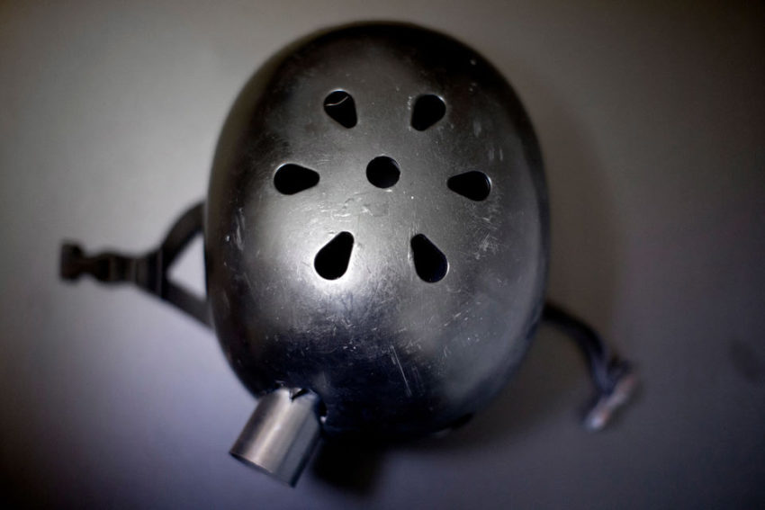 Un casque a sauvé la vie d'un manifestant délibéré touché à la tête par une grenade flash-bang