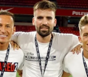 Unai Etxebarria avec le T-shirt soutenant les huit jeunes originaires d’Altsasu