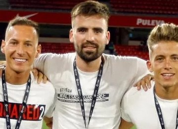 Unai Etxebarria avec le T-shirt soutenant les huit jeunes originaires d’Altsasu