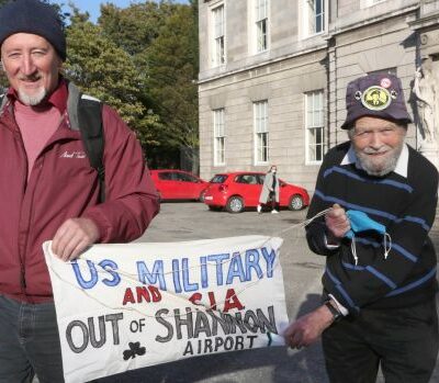 Deux activistes anti-guerre acquittés après une action à l'aéroport