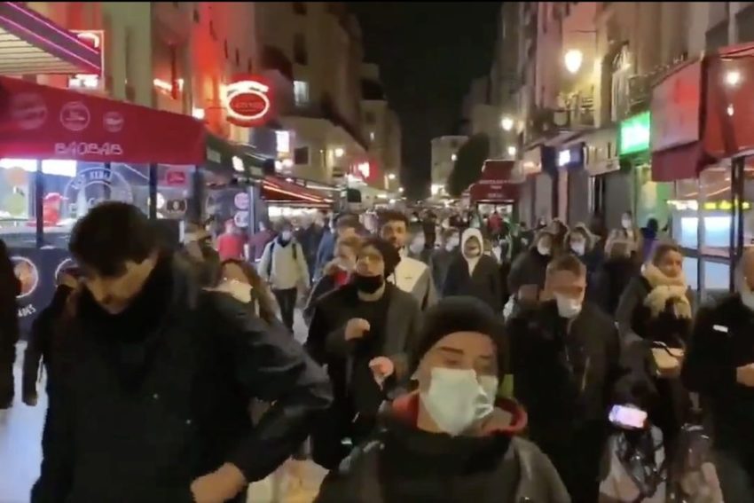 Une manifestation brave le couvre-feu à Paris