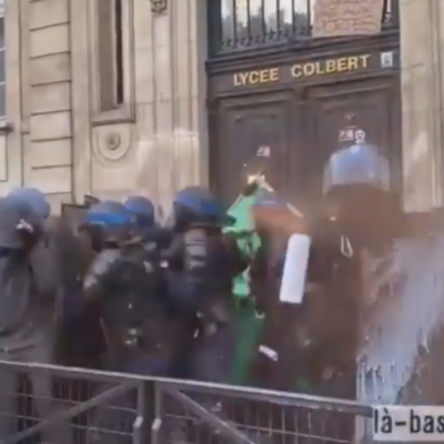 La police charge les lycéen·nes