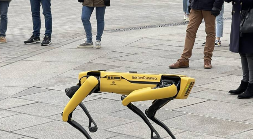 Le robot SPOT dans les rues de Nantes