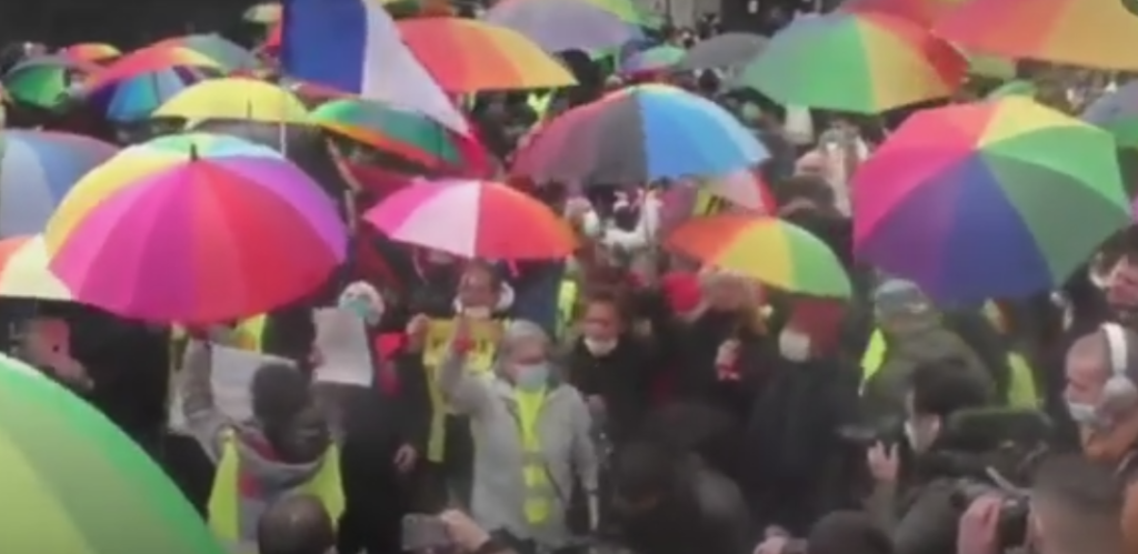 Une marée de parapluie arc en ciel en soutien à Moun