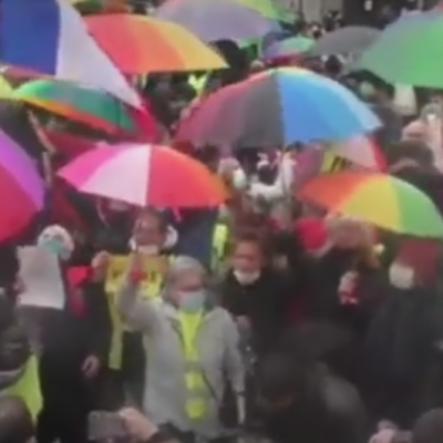 Une marée de parapluie arc en ciel en soutien à Moun