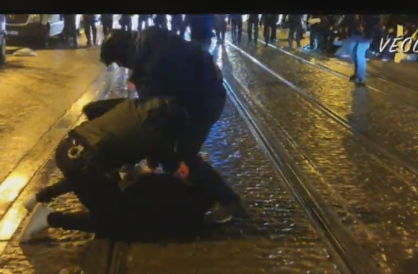 De violentes arrestations avec coups de matraques télescopiques sont en cours.