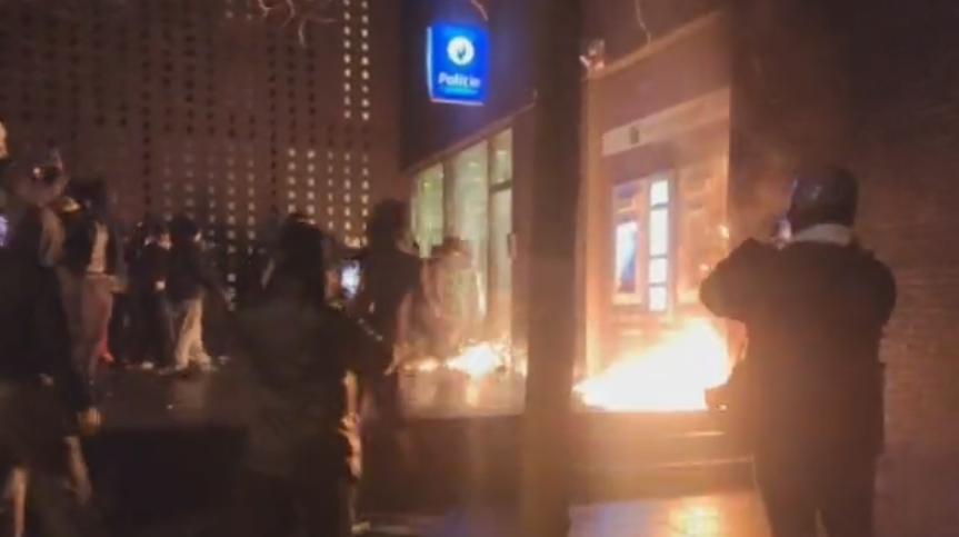 Le commissariat attaqué Place Liedts