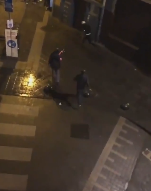 Le policier en civil armé de son FN 404 tire à répétition sur un manifestant qui s'enfuit.