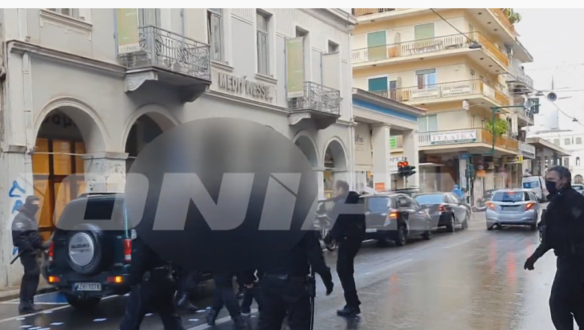 Des militant·es investissent les bureaux de Nouvelle Démocratie et de la région Grèce occidentale pour soutenir Dimitris Koufontinas