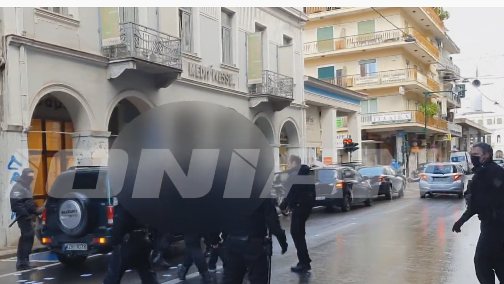 Des militant·es investissent les bureaux de Nouvelle Démocratie et de la région Grèce occidentale pour soutenir Dimitris Koufontinas