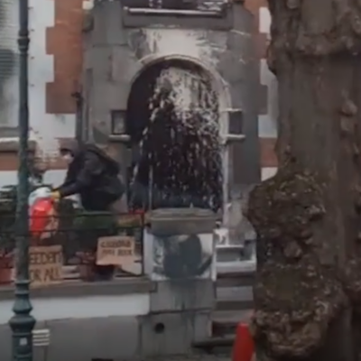 L'ambassade de Biélorussie repeinte en solidarité avec la révolte en Biélorussie