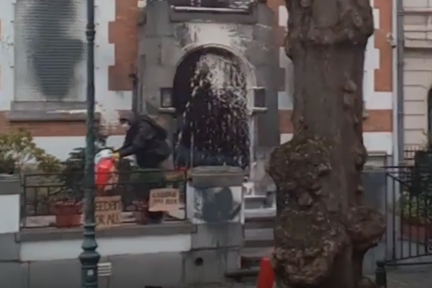 L'ambassade de Biélorussie repeinte en solidarité avec la révolte en Biélorussie