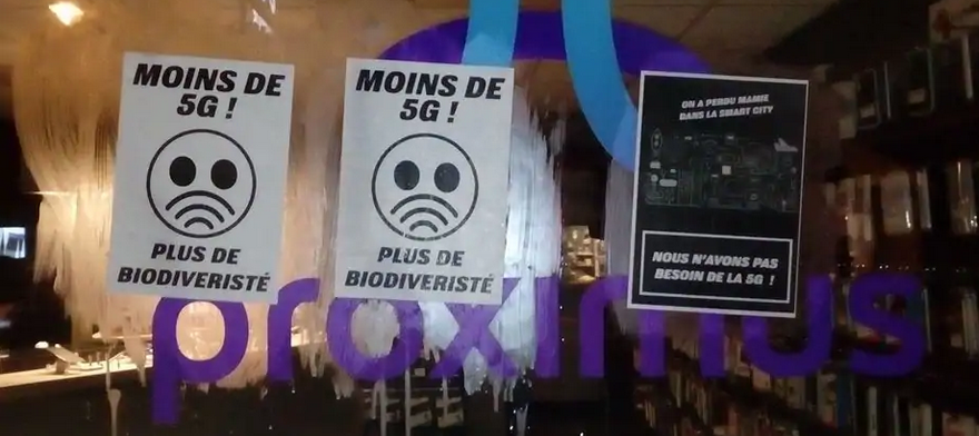 Les Gilets Jaunes défient le couvre-feu pour protester contre la 5G