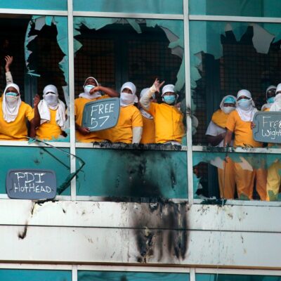 Révoltes de prisonniers contre les conditions de détention liées au Coronavirus