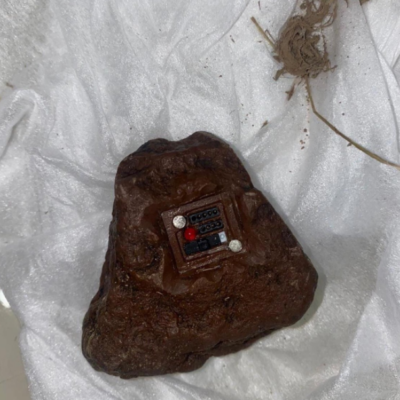 Un dispositif d'écoute déguisé en roche découvert par des habitants de Derry