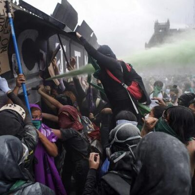 Les manifestantes essayent de pénétrer dans le palais national à Mexico à l'occasion du 8 mars 2021