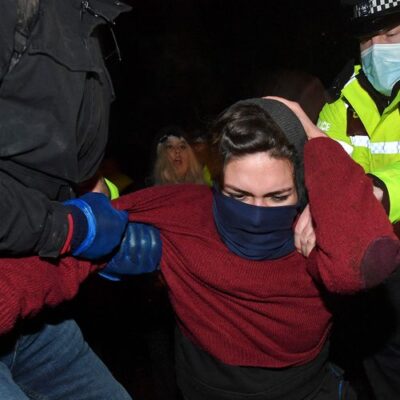 Répression d'un hommage rendu à une victime d'un féminicide commis par un policier