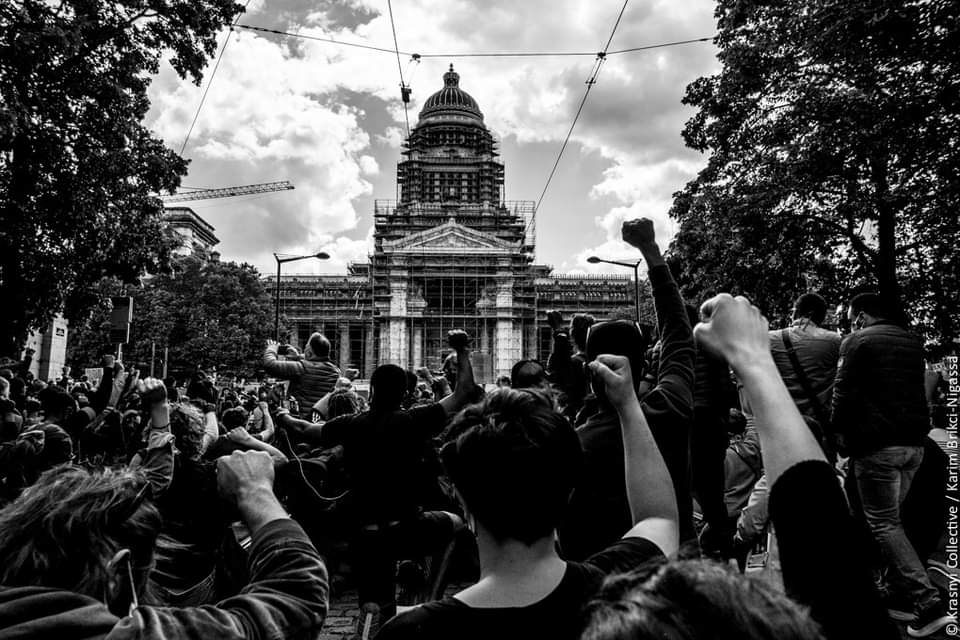 Rassemblement pour soutenir la Légal Team Collective en procès (crédit photo Krasnyi Collective)