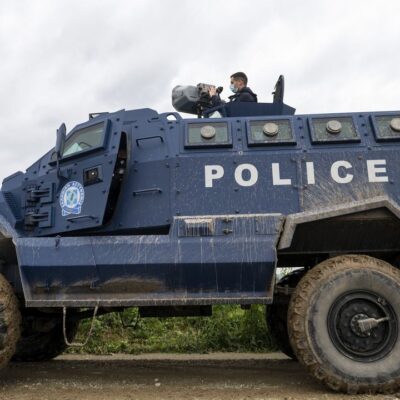 Des canons assourdissants pour chasser les migrant·es