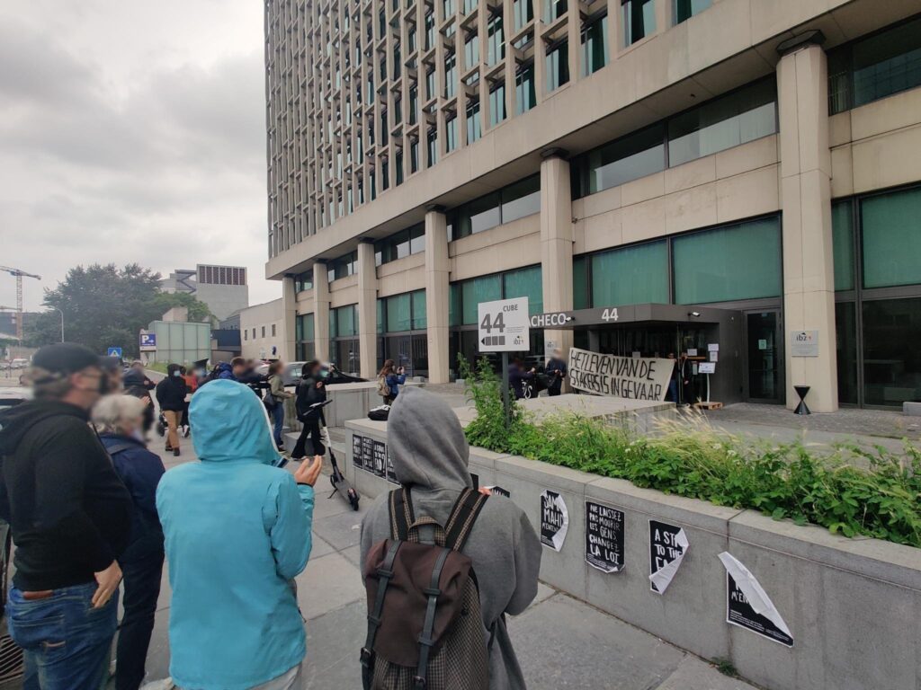 Occupation de l'office des étrangers à -2