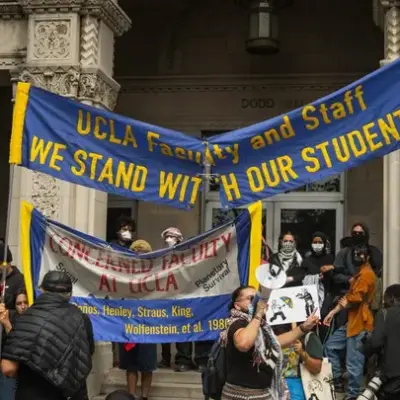 Des membres du personnel universitaire de l'UCLA soutenant l'action pro-palestinienne du 23 mai 2024