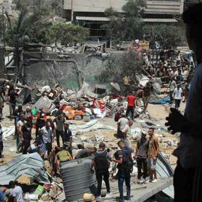 Des Palestiniens à la recherche de leurs proches dans les débris suite à une frappe israélienne contre le camp de réfugiés d’al-Mawasi (13 juillet 2024)