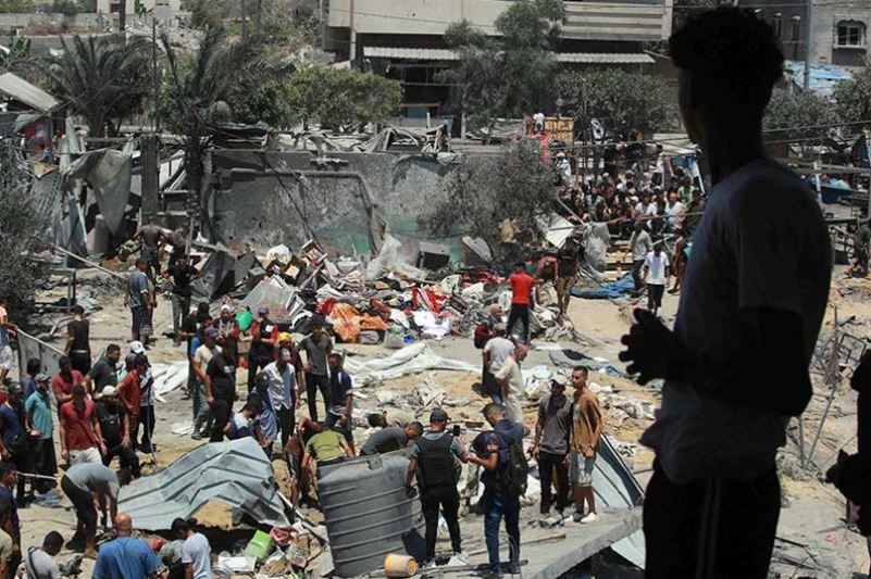 Des Palestiniens à la recherche de leurs proches dans les débris suite à une frappe israélienne contre le camp de réfugiés d’al-Mawasi (13 juillet 2024)