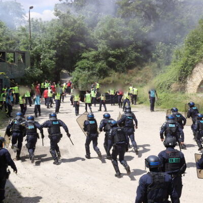 Des policiers s'entraînent à mener une charge contre les manifestants