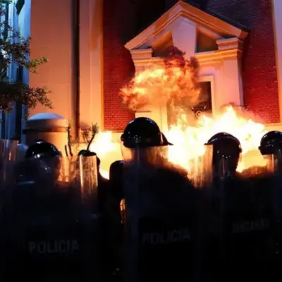 Les manifestants ont tenté de forcer l'entrée de la mairie de Tirana jeudi